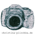 Logo in Form eines Fotoapparates, der gezeichnet wirkt. Über das Gehäuse laufen Worte rund um das kreative Schreiben: Lyrik, Prosa, Texte, Gedichte, La Poesia, Erzählungen, Fragmente u.s.w. Unter dem Fotoapparat steht: christina-plischka.de